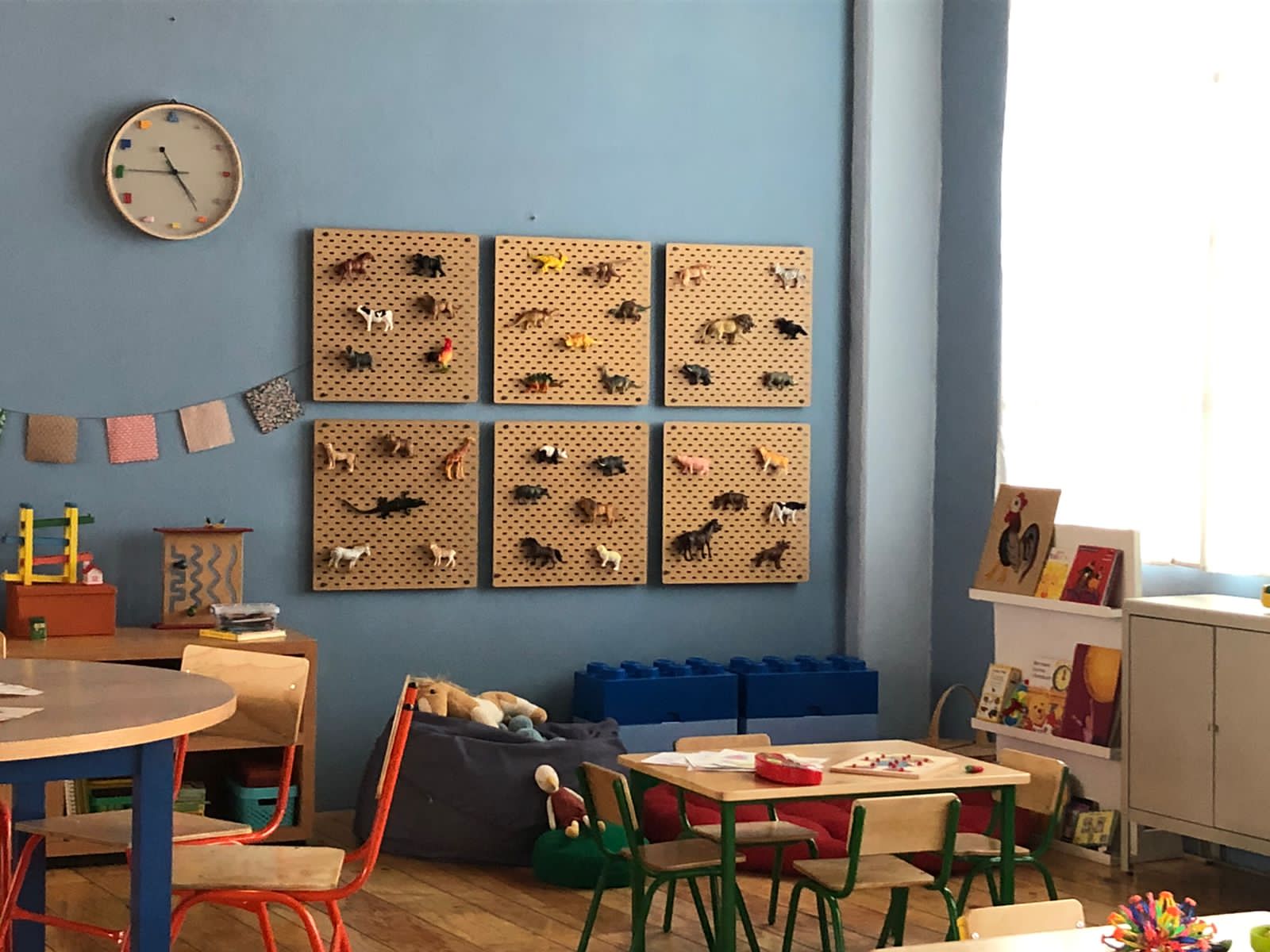 Salón de clases con material adecuado para menores con discapacidad visual